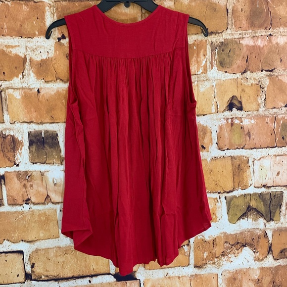 Karen Kane Sleeveless Button Front Pleated Top - Picture 6 of 8